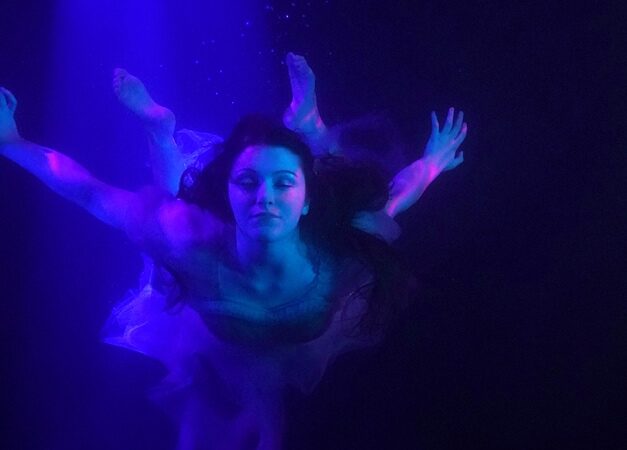 Maiah Wynne – “Into The Waves” (25.09.)